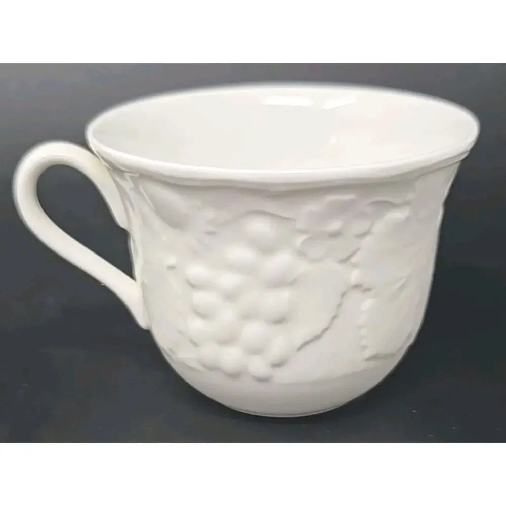 Wedgwood Strawberry & Vine 2 Cups and Saucers Bone China‎ U263